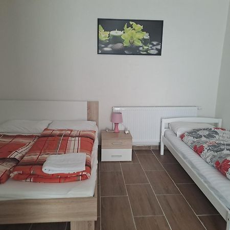 Apartamento Nha Nghi Cho Cap Doi Va Gia Dinh Praga Exterior foto